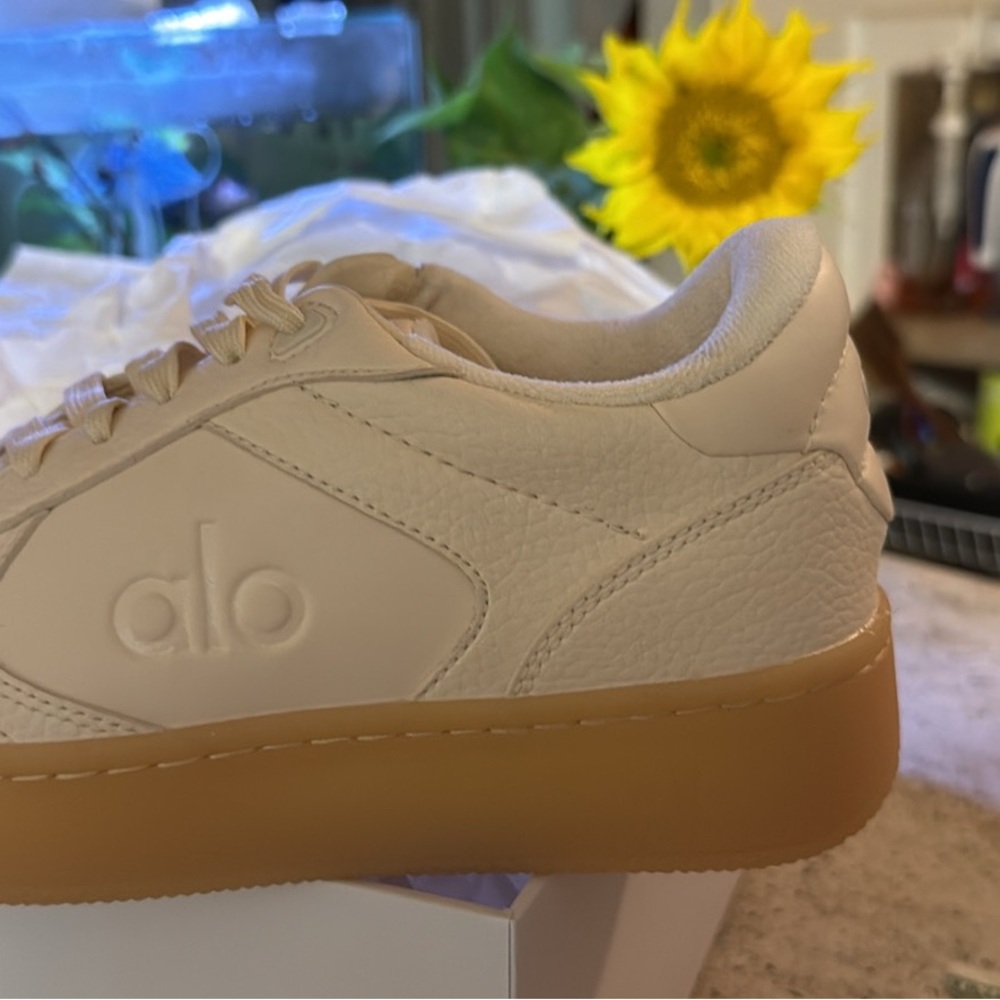 Alo Cream Sneakers with Gum Sole